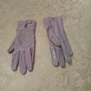 Like new ladies lilac Isotoner driving gloves with small adjustable strap